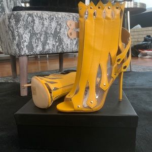 New!!!Yellow Azalea heels (size 8)
